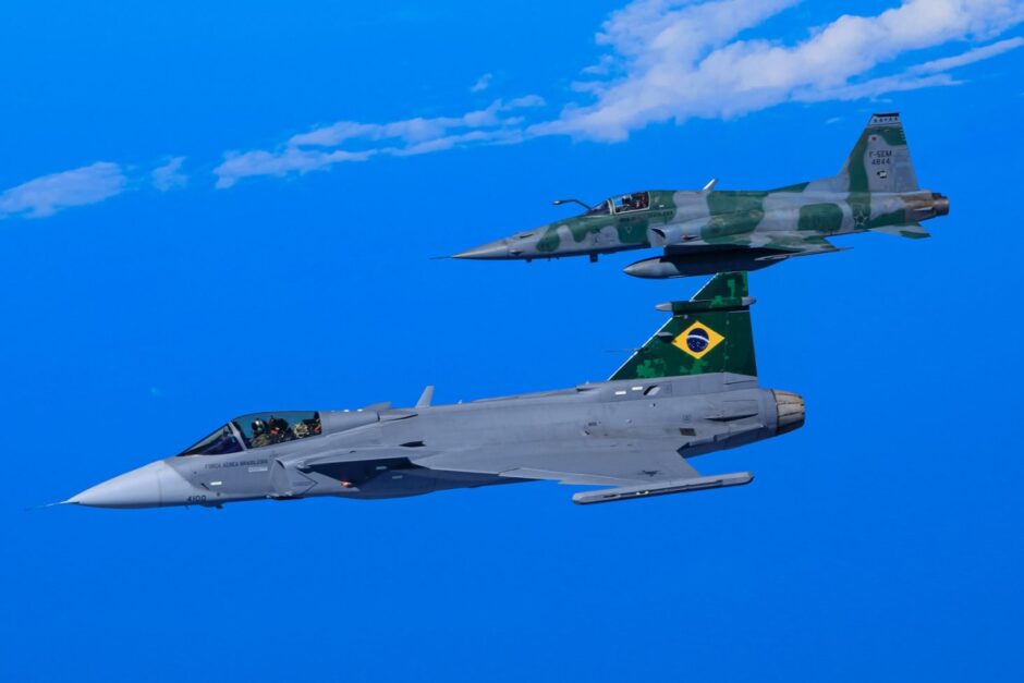 A FAB receberá novos caças Gripen NG, que são os vetores de ataque mais avançados da América Latina. Uma dessas aeronaves já está no Brasil, sob os cuidados da Embraer e da SAAB