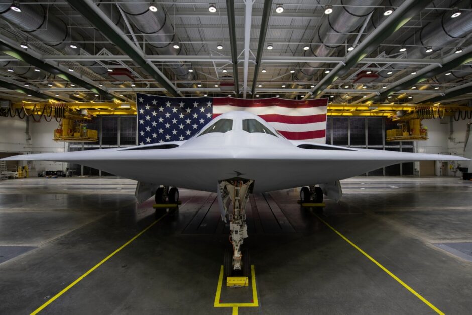 B-21 Raider: o bombardeiro mais temido que redefinirá o poder aéreo das operações de ataque do mundo; a estratégica ‘pedra angular’ dos EUA contra a ameaça das aeronaves da China, um duelo de líderes globais