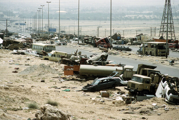 Veículos destruídos sobre a "Estrada da Morte", a rota que as forças de Saddam Hussein em fuga tomaram enquanto recuavam do Kuwait durante a Guerra do Golfo.