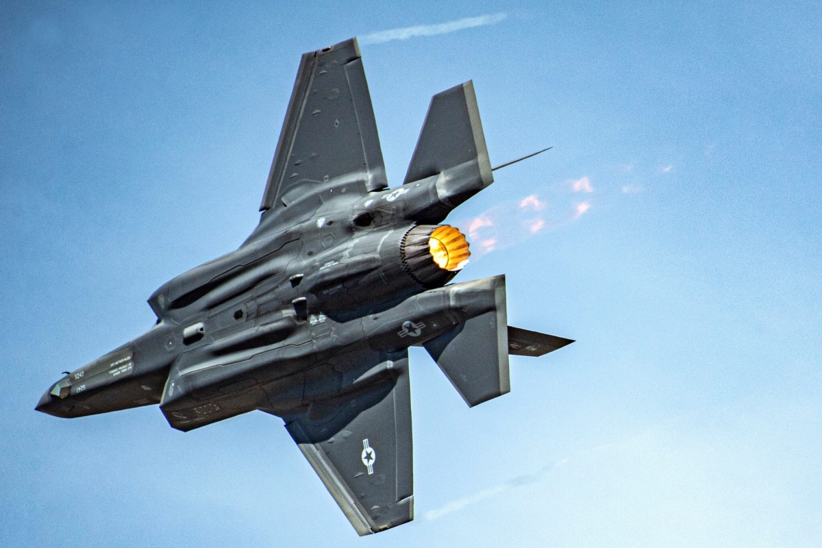 F-35A se torna a nova espinha dorsal da Força Aérea Tcheca, substituindo os Gripen e incorporando tecnologia furtiva, radar AESA e interoperabilidade NATO para operações de guerra em rede
