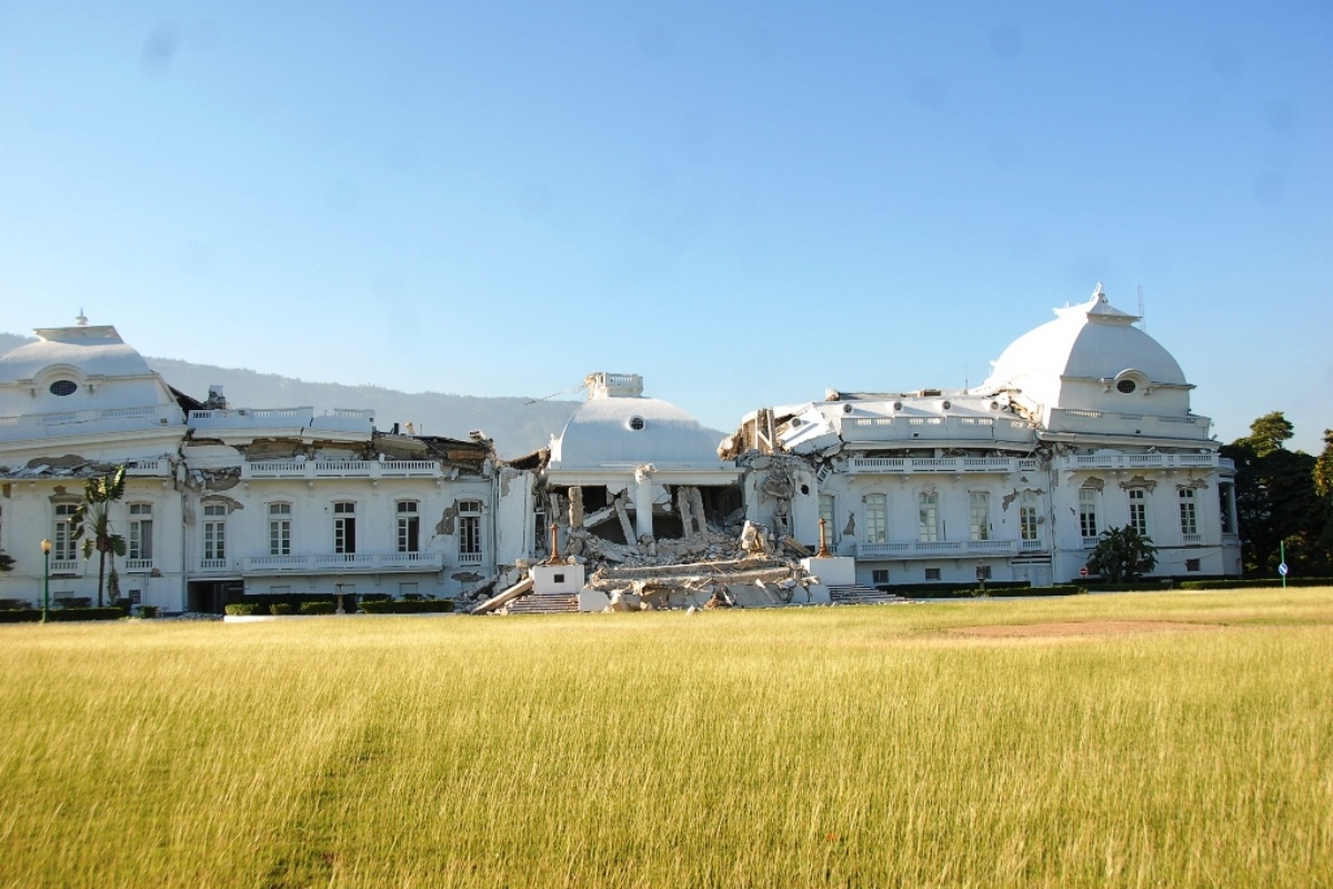 O Exército Brasileiro homenageia os heróis  tombados vítimas militares do maior terremoto da história, erguendo um memorial no Centro Conjunto de Operações de Paz do Brasil, no Rio de Janeiro