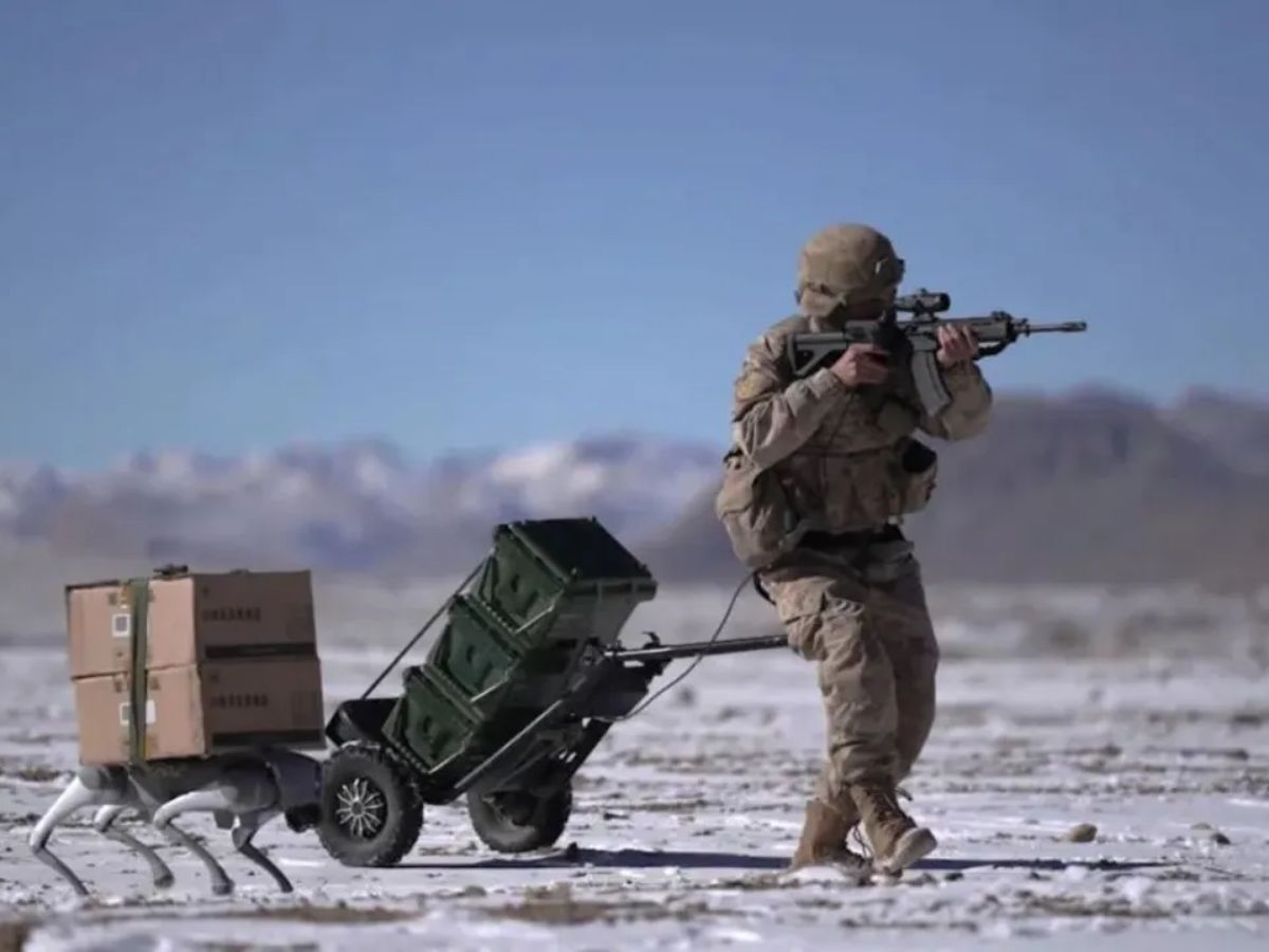 Exército Chinês treina com exoesqueletos, cães robôs e drones laser em exercícios estratégicos perto da fronteira indiana, exibindo poder tecnológico, inovação militar e aumentando tensões regionais