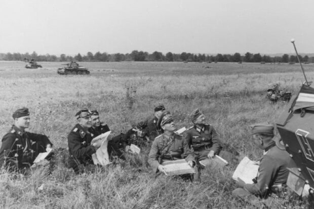Rommel em 1940. A "Raposa do Deserto" ignorou as ordens para parar após escaparem de contraataques franceses. A "teimosia" provou ser crucial para o sucesso da Alemanha nas Ardenas.