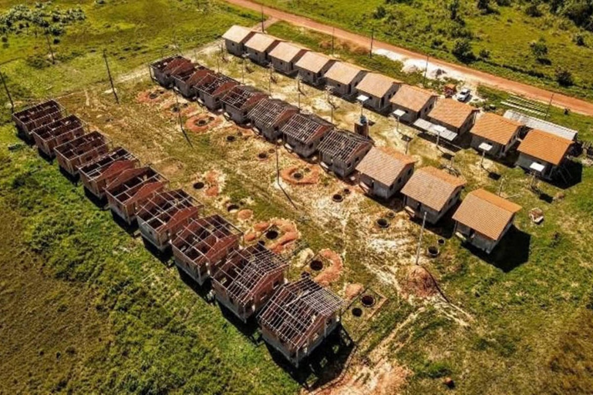 Programa militar das Forças Armadas nas fronteiras é desviado para um festival de obras e máquinas, se transformando em um jogo político de emendas parlamentares
