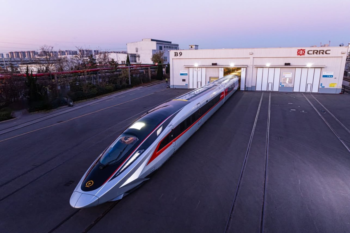 China, maior potência mundial, supera seus próprios recordes com o CR450, atingindo 400 km/h e se tornando o trem mais rápido do mundo, além de ser um trunfo estratégico militar para o transporte ágil de mísseis de curto alcance