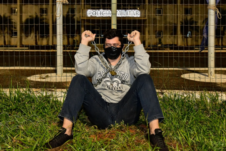 Ex-Militar se acorrenta, em protesto, em frente ao Quartel General: denúncias graves contra oficiais da Polícia do Distrito Federal