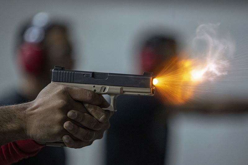 Novo decreto do Governo que FLEXIBILIZA regras para posse de ARMAS reativa medida polêmica envolvendo clubes de tiro