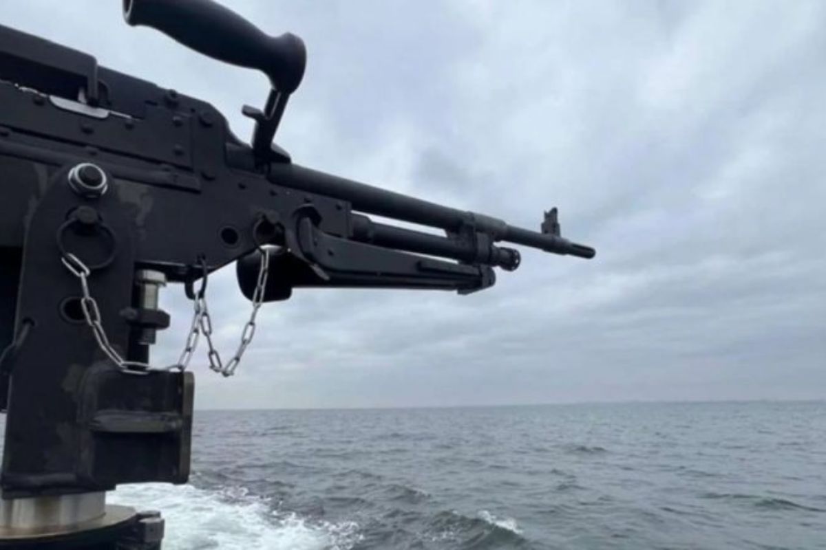 A marinha russa e a ucraniana enfrentam desafios estratégicos no Mar Negro, operando com cautela devido às defesas costeiras e à guerra moderna, destacando o uso de drones navais como novas armas