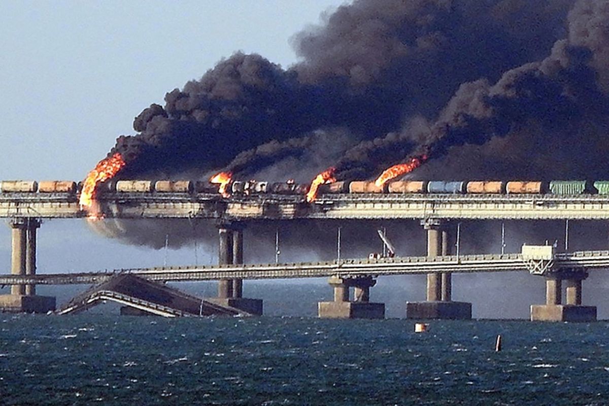 A Rússia implanta o letal sistema S-500 para proteger o vital e estratégico Ponte da Crimeia, garantindo o controle militar sobre o Mar Negro contra ataques devastadores