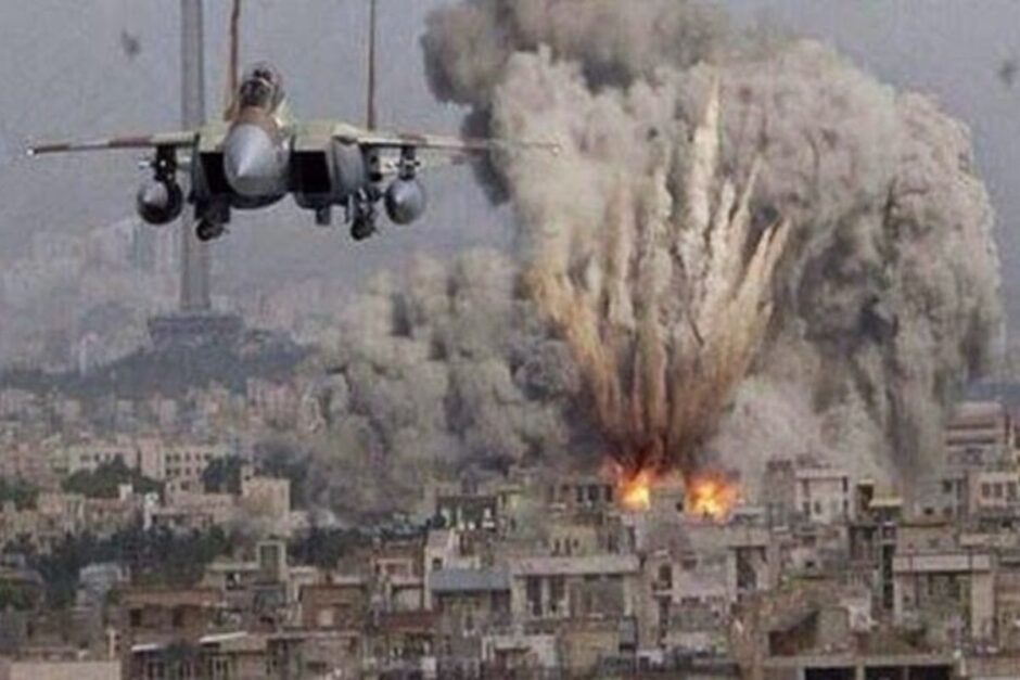 Força aérea francesa lança ataques contra esconderijos do Daesh na Síria, utilizando caças Rafale e drones Reaper, como parte da coalizão internacional para combater o terrorismo na região