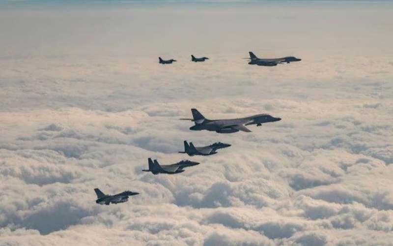EUA enviam mensagem à Coreia do Norte com bombardeiros B-1B em meio à crescente tensão geopolítica na Ásia-Pacífico, com apoio da Coreia do Sul e do Japão