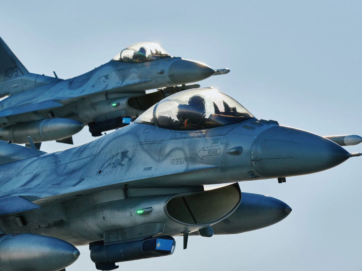 Força Aérea Polonesa aciona caças e sistemas de defesa após ataque devastador com mísseis russos e drones na Ucrânia, elevando tensões na fronteira com países da OTAN