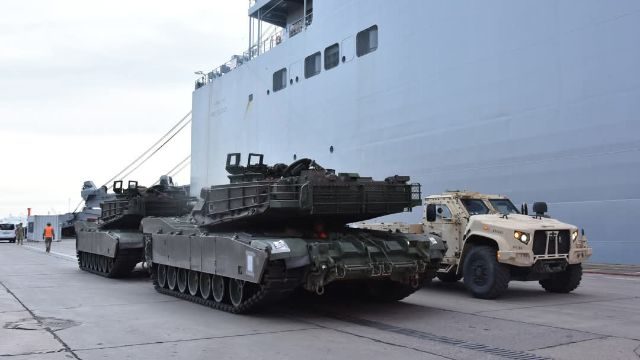 O exército americano posiciona tanques Abrams e veículos JLTV na Polônia como parte de sua estratégia para conter ameaças russas, dissuadir agressões e proteger os aliados da OTAN