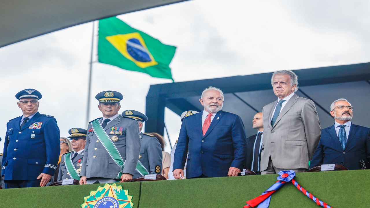 Solenidade "democracia inabalada," com os comandantes das Forças Armadas—General do Exército, Brigadeiro da Aeronáutica e Almirante da Marinha—é alvo de disputas e controvérsias nos bastidores, refletindo tensões subjacentes sobre o evento do dia 8 de janeiro