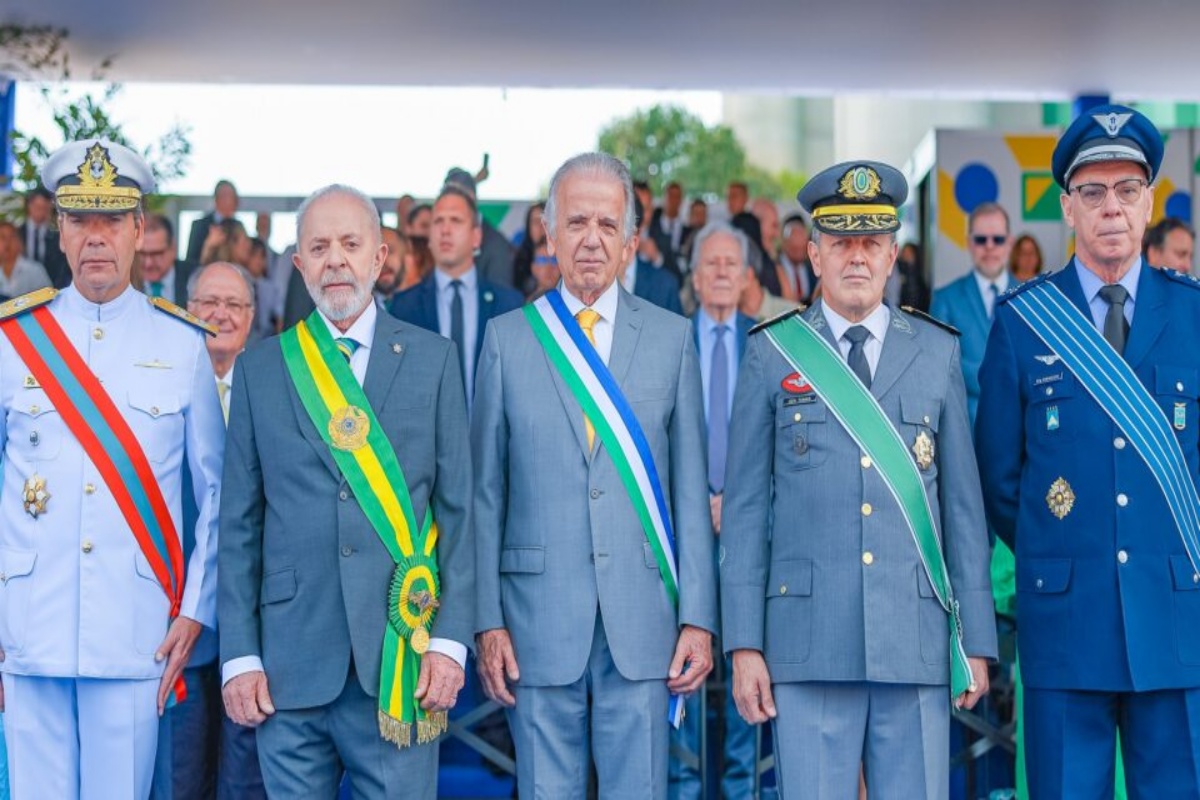 Solenidade “democracia inabalada,” com os comandantes das Forças Armadas—General do Exército, Brigadeiro da Aeronáutica e Almirante da Marinha—é alvo de disputas e controvérsias nos bastidores, refletindo tensões subjacentes sobre o evento do dia 8 de janeiro