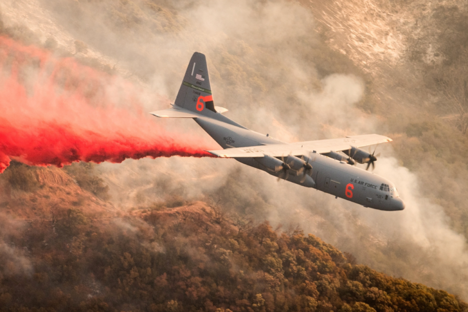 Herói dos céus: C-130 Hércules, o avião militar que está combatendo incêndios devastadores em Los Angeles, salvando vidas e propriedades com eficiência e rapidez