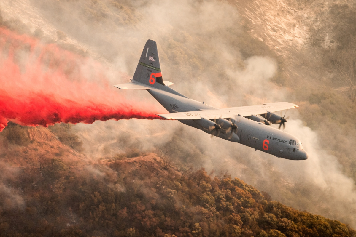 Herói dos céus: C-130 Hércules, o avião militar que está combatendo incêndios devastadores em Los Angeles, salvando vidas e propriedades com eficiência e rapidez