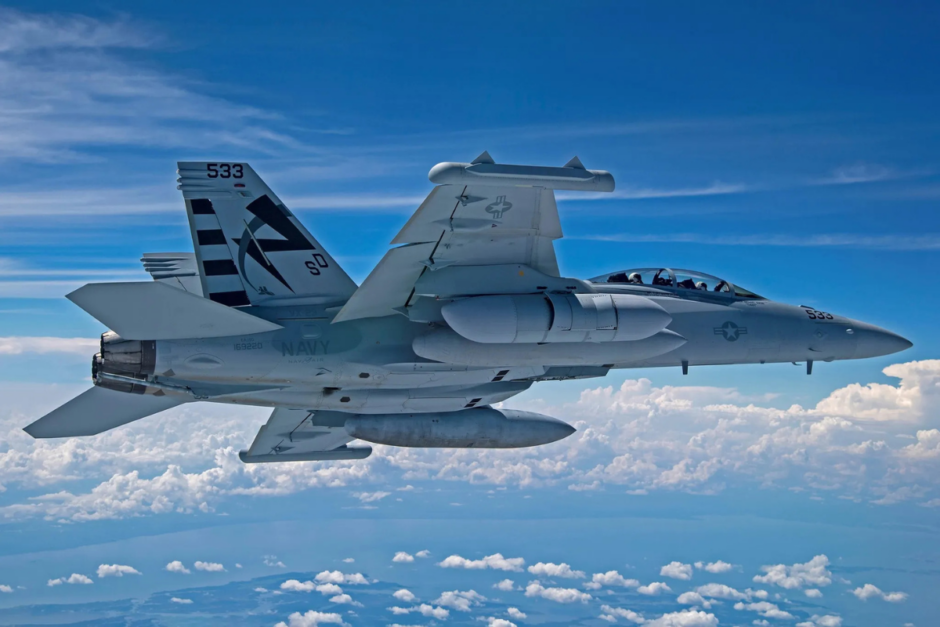 O futuro da guerra eletrônica chegou: Marinha dos EUA alcançou um marco histórico com a implementação do sistema de Jammer Mid-Band de próxima geração, garantindo superioridade aérea militar