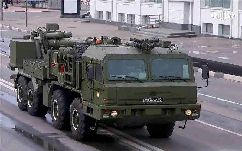 Rússia revoluciona a guerra com impressionante sistema de artilharia autopropulsada: obuseiro de 152mm sobre um chassi 8×8, com proteção antidrone e munição capaz de atingir 50 km