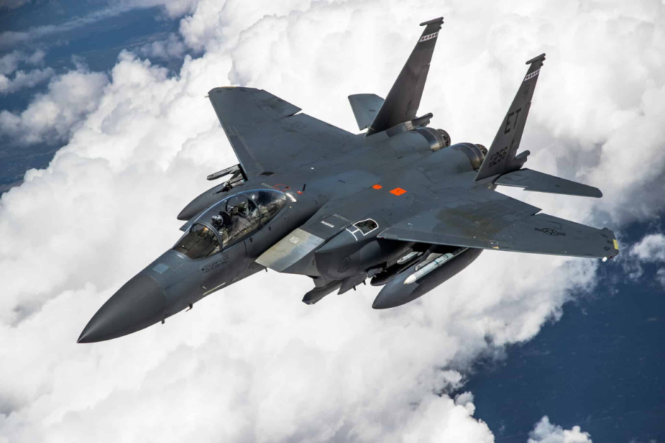 Modernização histórica: Força Aérea dos EUA recebe o caça F-15E equipado com EPAWSS de última geração, aumentando significativamente a capacidade de detecção e sobrevivência em combate