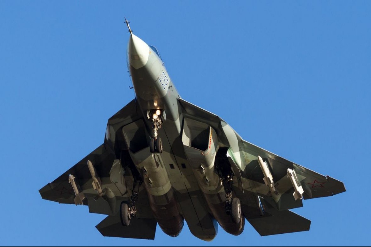 Su-57 russo presenteia os céus: nenhum caça pode rivalizar. Um padrão inigualável com precisão letal de excelência em combate, superando o F-35 e o Eurofighter em furtividade, como referência mundial na aviação militar