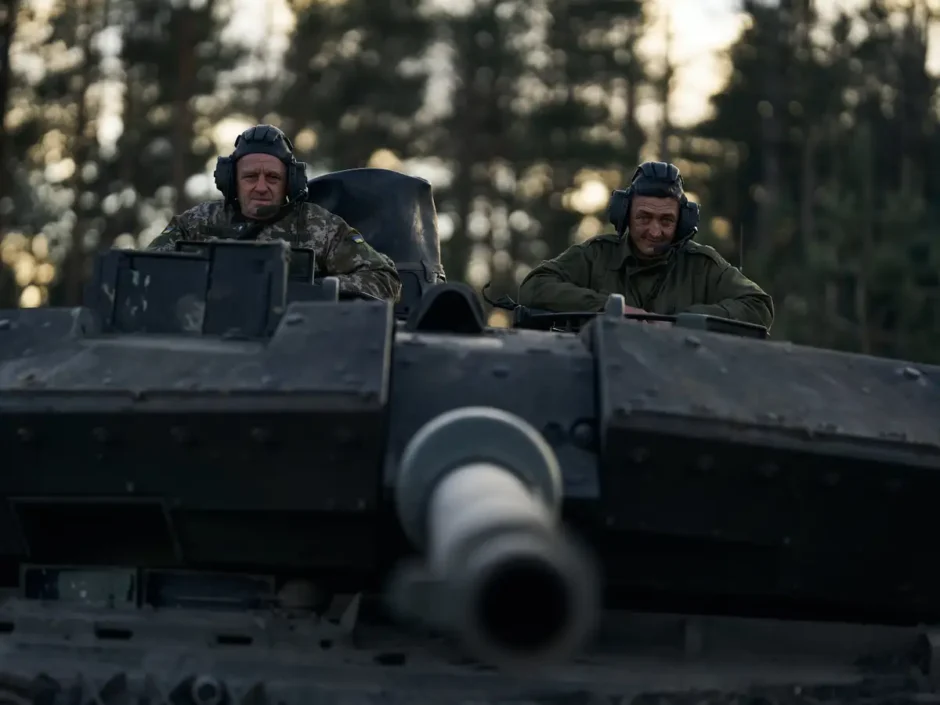 Tanques M1A2 SEPv3 Abrams chegam à Polônia e se unem aos poderosos MBTs Leopard-2 e K2 Black Panther em uma das maiores expansões blindadas da OTAN