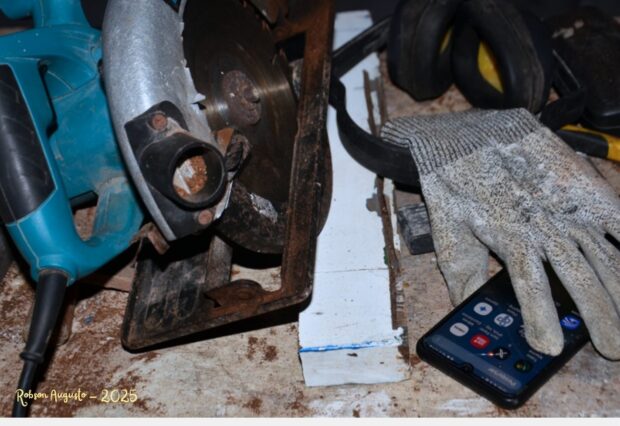 Imagem Telefone celular em bancada de trabalho - certificação militar contra quedas e arranhões