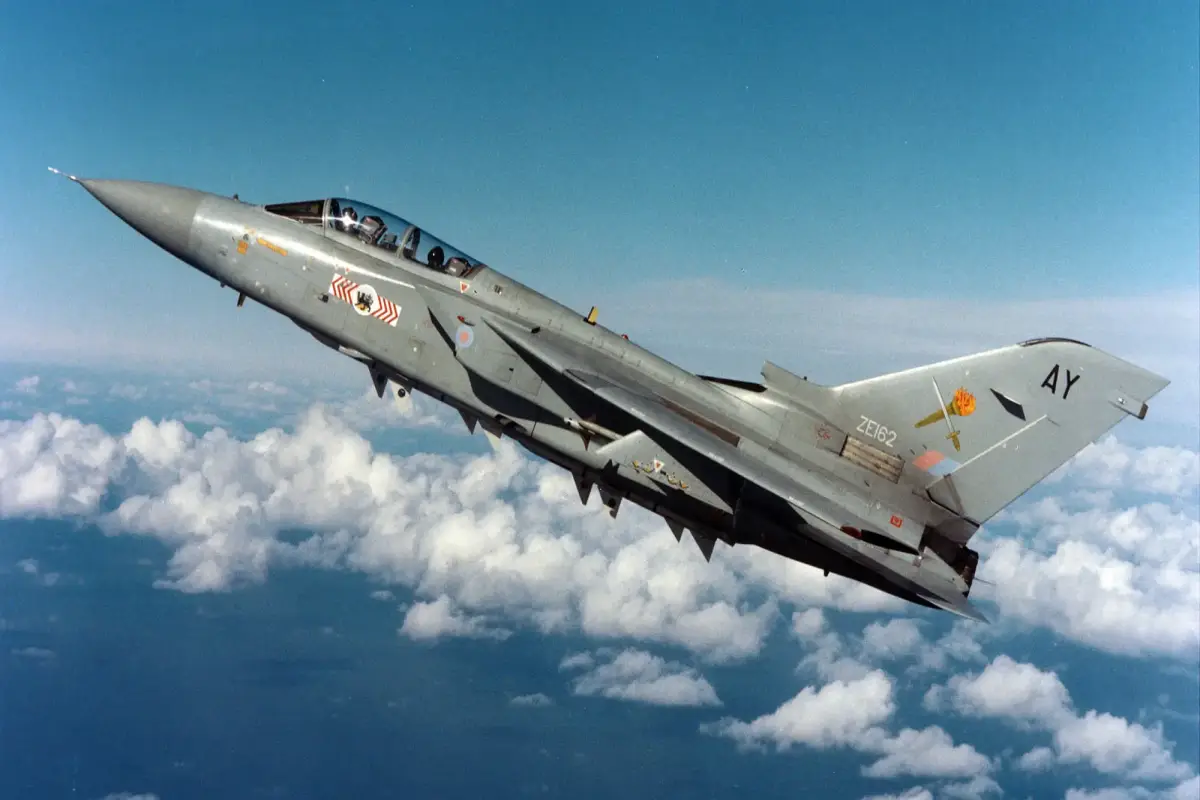 Loucura nos céus: até onde a aviação militar pode chegar? Primeiro jato de combate Tornado do tipo a voar em mãos privadas, equipado com cartuchos explosivos nos assentos ejetáveis