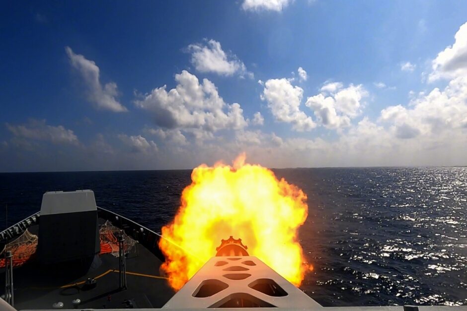China prova com seu poder “quem domina os oceanos”: o maior treinamento marítimo de fogo real com contratorpedeiros T 052D, demonstrando seu sistema de armas capaz de neutralizar ameaças aéreas como mísseis e caças