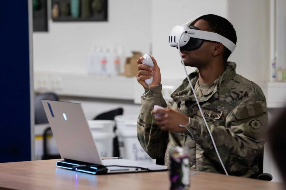 Soldados do Exército dos EUA são referência global ao realizarem treinamento intensivo com tecnologia de realidade virtual para identificar, detectar e neutralizar ameaças de aeronaves em cenários de combate