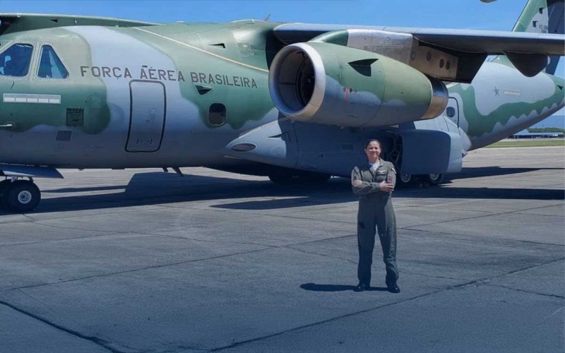 “De Manaus à Antártica: Major Joyce revoluciona a aviação militar ao se tornar a primeira mulher a liderar um esquadrão na FAB com o poderoso KC-390!”