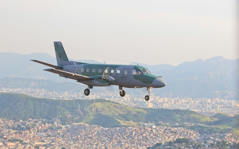 Avião da Força Aérea Brasileira C-95 Bandeirante faz pouso de emergência no Aeroporto de Brasília após apresentar problema técnico poucos minutos depois de decolar