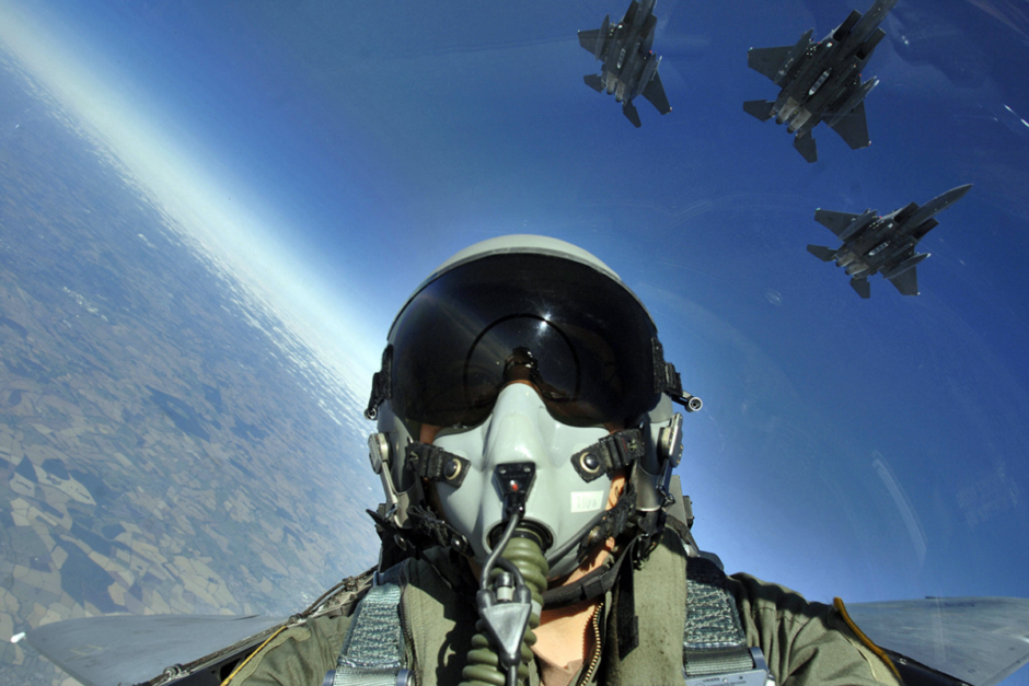 Revelado o caça mais temido do mundo: nova joia dos EUA promete revolucionar a Força Aérea, sendo capaz de carregar os poderosos mísseis AIM-120 AMRAAM e AIM-9 Sidewinder