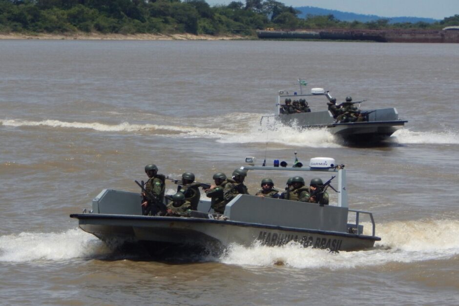 Exército Brasileiro intensifica o combate ao crime nas fronteiras com embarcações blindadas
