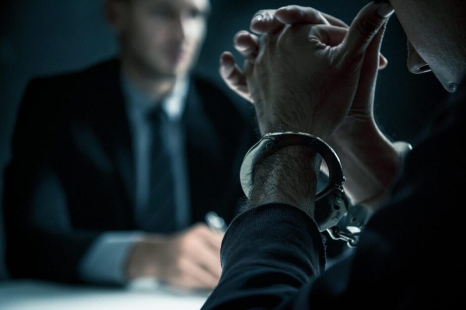 Preso por engano: homem passa dois dias na cadeia após substância fundamentada em laudo ser confundida com droga, mas justiça nega indenização e diz que erro técnico não configura abuso ou ilegalidade