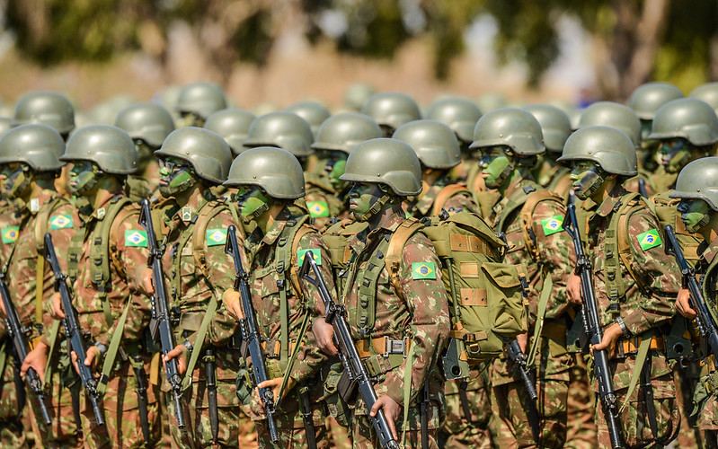 Brasil está diminuindo contingente das Forças Armadas e já tem o mesmo número de militares da Venezuela, diz Múcio: “Só milicianos são 230 mil”