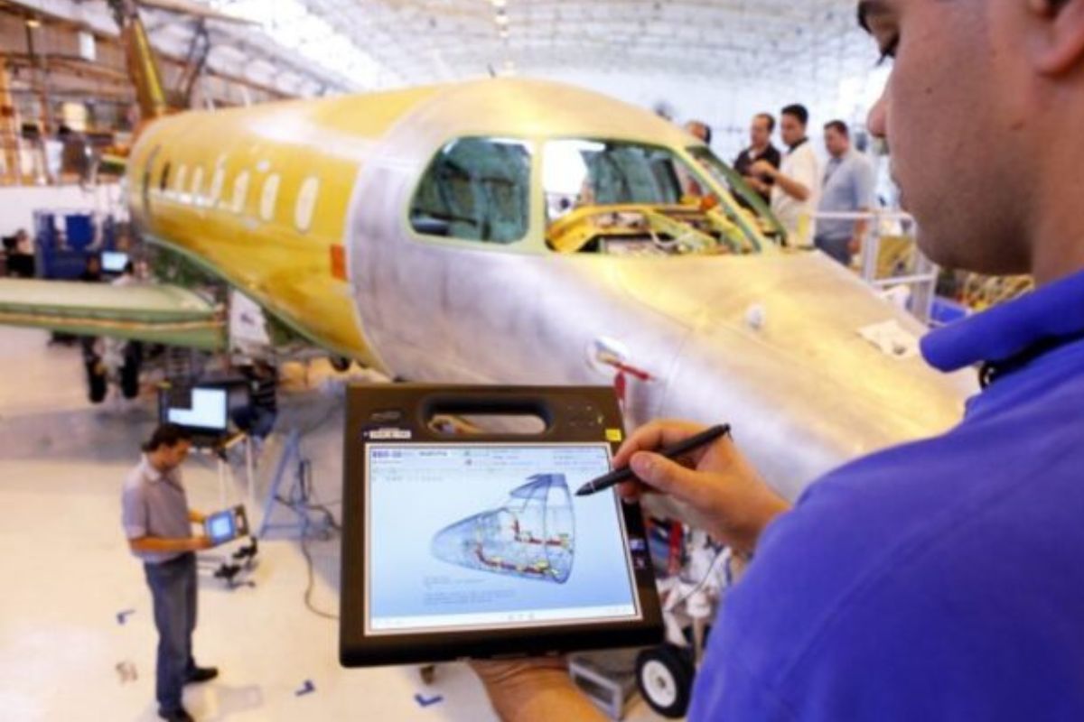Embraer abre 200 vagas de estágio com bolsas de até R$ 2.400 para estudantes de todo o Brasil