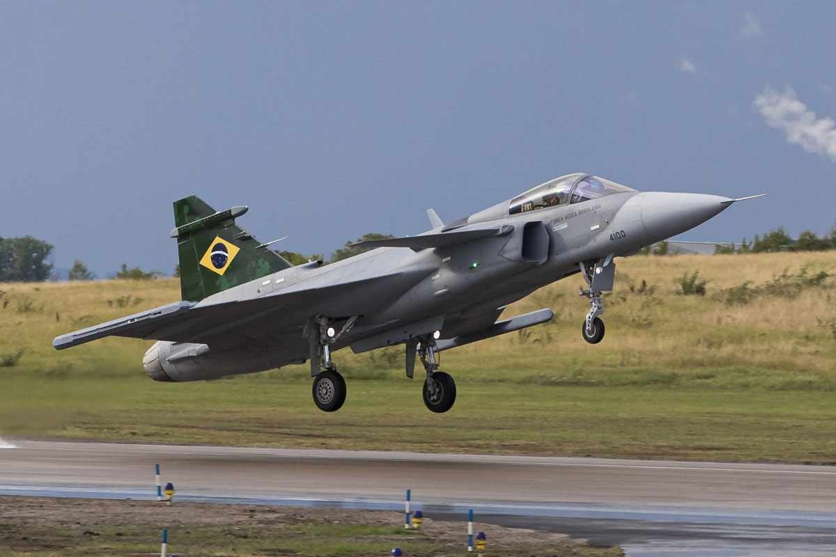 América do Sul com forças aéreas mais poderosas: Brasil está adquirindo uma grande frota de Gripens mas não é suficiente para substituir os caças antigo, F-5s e A-1s, Argentina, Peru e Uruguai estão na busca