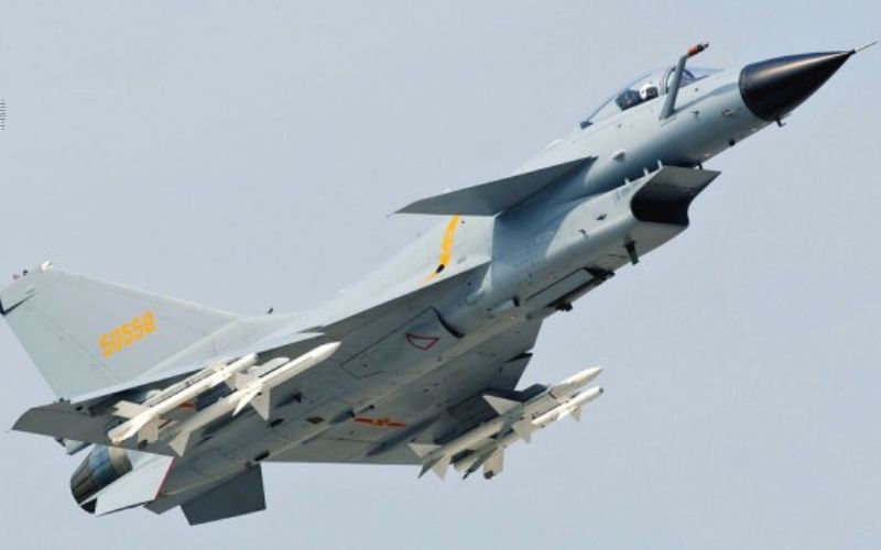Xi querendo dominar os céus brasileiros? China oferece caças avançados J-10 a preços reduzidos ao Brasil, mas exige acesso à Base de Alcântara