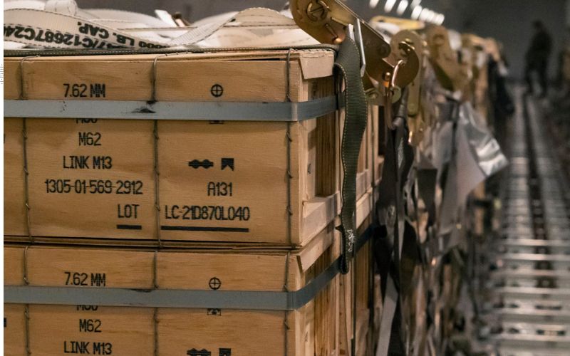 Vaza decisão do Pentágono para suspender contratos militares; medida não publicada trava bilhões em contratos e deixa indústria em alerta!