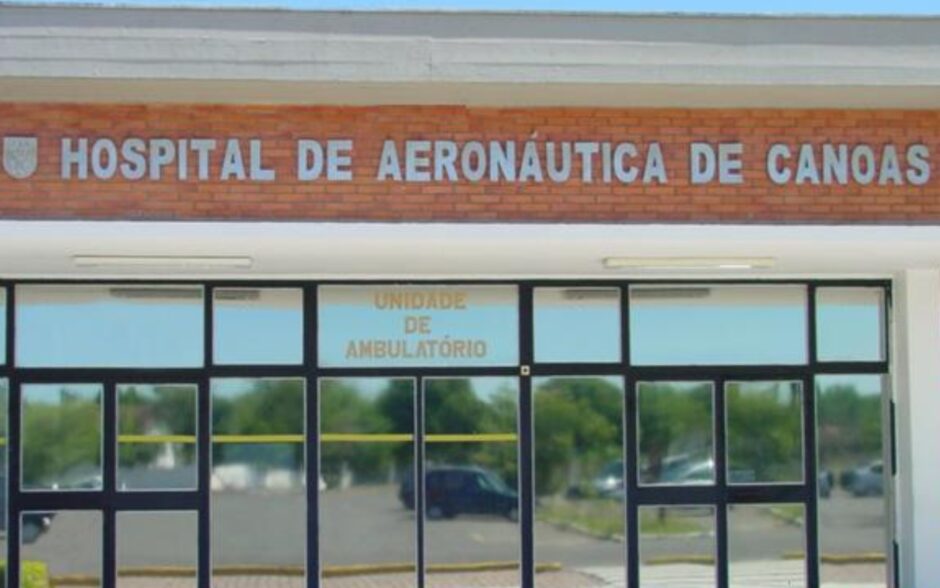 Comandante recebe flores da tropa, é a primeira vez que se registra isso na Aeronáutica