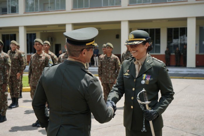 Primeira mulher assume direção do Hospital Militar de Resende: um marco no Exército Brasileiro
