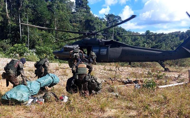 Sem receber feliz Ano-novo do Comandante, Exército passou dia 31 de dezembro destruindo aeródromo clandestino: Militares se infiltraram com H-60 Black Hawk e explodiram pista usada pra mineração ilegal