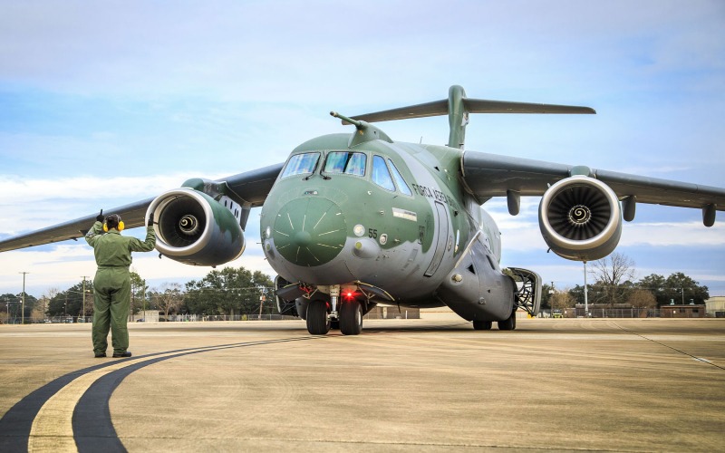 Embraer supera gigantes e coloca o Brasil no topo do mundo: indústria brasileira vende dezenas de aeronaves militares em apenas um mês e se projeta como líder mundial em tecnologia de defesa