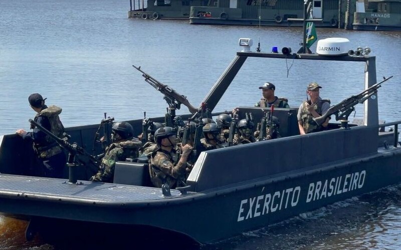 Primeiras lanchas blindadas fluviais da Marinha já defendem as fronteiras: Embarcações têm metralhadoras 50 mm e MAG 7,62 mm que disparam até 1.000 tiros por minuto
