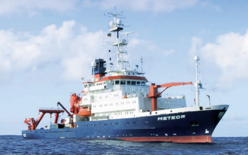 Com 97,5 metros de comprimento, navio de investigação da Marinha da Alemanha quebra em alto-mar e atraca em Recife para reparos