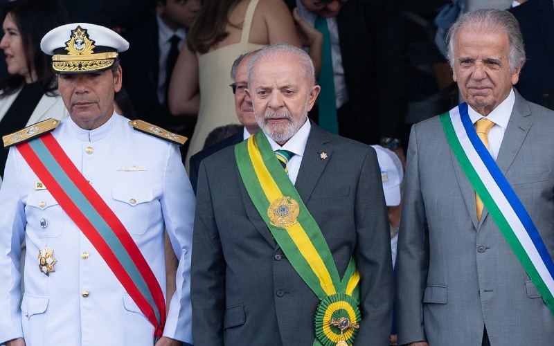 Quase demitido, Comandante da Marinha admite que vídeo com ironias sobre supostos privilégios de militares foi inoportuno e nega insubordinação: “Não é próprio se falar em falta de lealdade ao presidente”