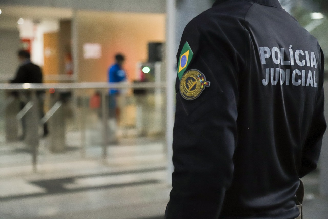 Sem limite de idade e com salário de R$ 10.372,67: concurso para Polícia Judiciária do STM abre inscrições nesta semana!