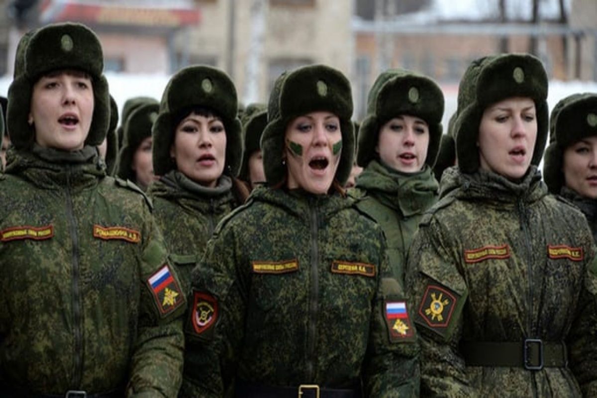 As Bruxas da Noite: Vladimir Putin intensificou o recrutamento de mulheres na Ucrânia, com uma unidade feminina operando no front como atiradoras de elite e pilotos de drones