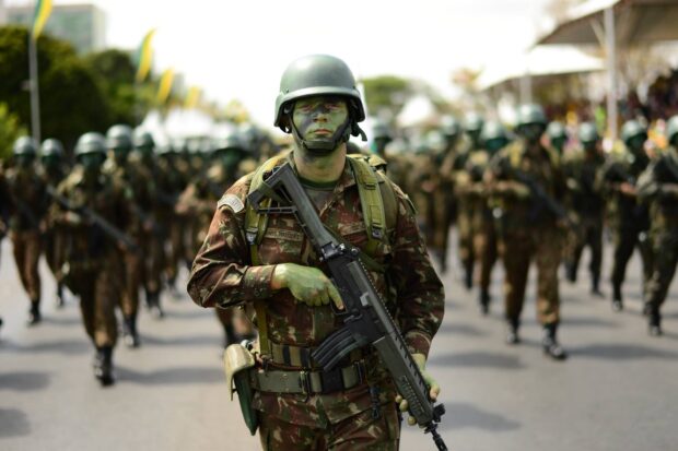 Necessidade de modernização: o Exército Brasileiro em debate.